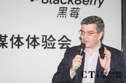 RIM��˾�Ї�(gu��)�^(q��)�����x��(gu��)����� չʾ��ݮ8980 Curve�����֙C(j��)